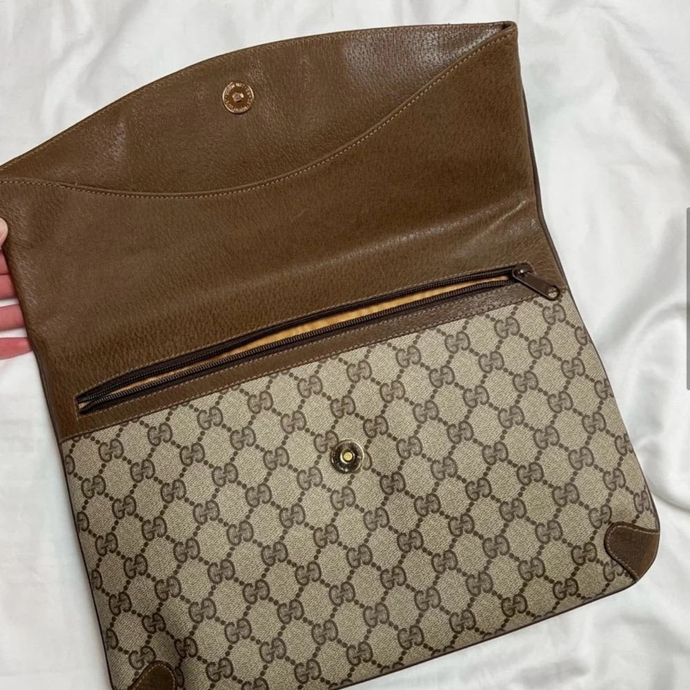 Gucci Clutch with Iconic Monogram - Picture 3 of 4